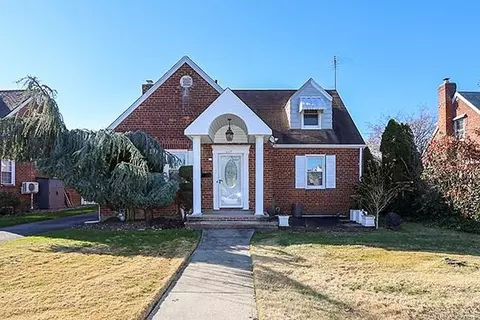 665 Foch Blvd, North Hempstead, NY 11596