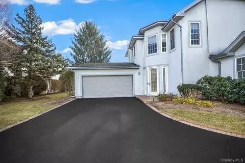 736 Verona Dr, Melville, NY 11747