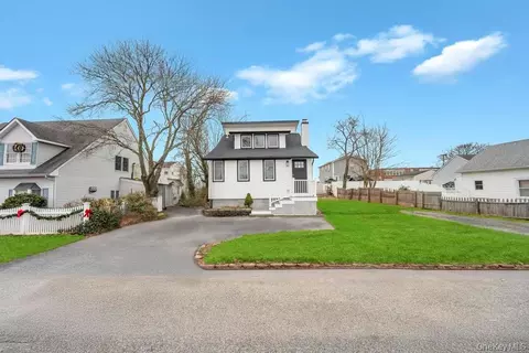 751 S Hickory St, Lindenhurst, NY 11757
