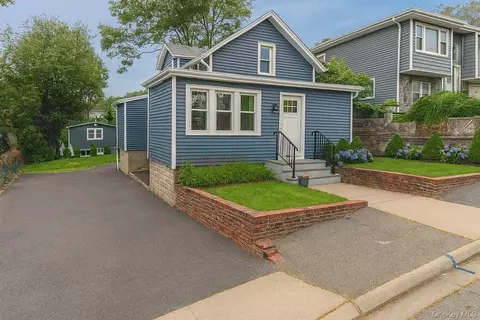 14 Maple St, Glenwood Landing, NY 11547