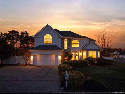 2 Mayflower Ln, Holtsville, NY 11742