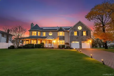 277 Clocks Blvd, Massapequa, NY 11758