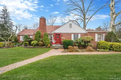 7 Rugby Rd, North Hempstead, NY 11590