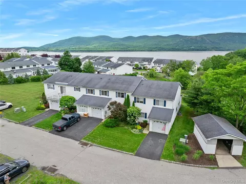 221 Tamerisk Ln, New Windsor, NY 12553