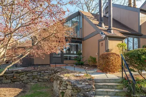 110 Round Hill Rd, Greenburgh, NY 10522