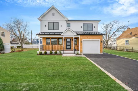 115 Riviera Pkwy, Lindenhurst, NY 11757