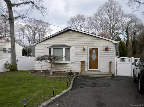 79 S Evergreen Dr, Selden, NY 11784