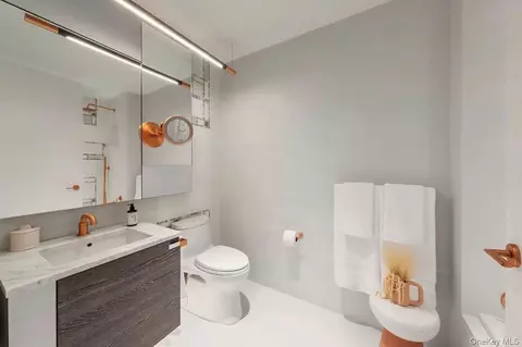 Bath - 131-03 40th Rd #18E, Flushing, NY 11354 photo 1 of 1