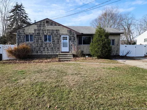 48 Lumur Dr, Sayville, NY 11782