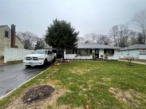30 Oakcrest Ave, Middle Island, NY 11953