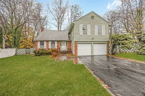 21 Hitching Post Ln, Glen Cove, NY 11542