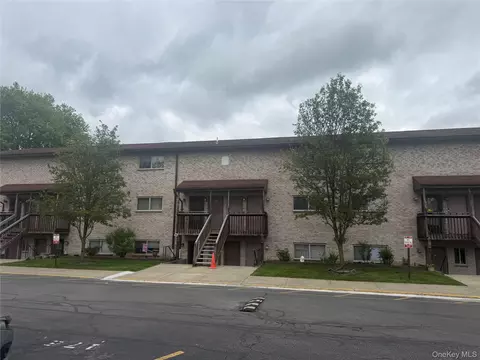 26 Cooper Rd #312, Arlington, NY 12603