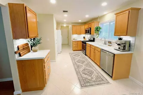 30 Church St, Clarkstown, NY 10954