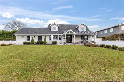 320 Clearview Ln, Massapequa, NY 11758