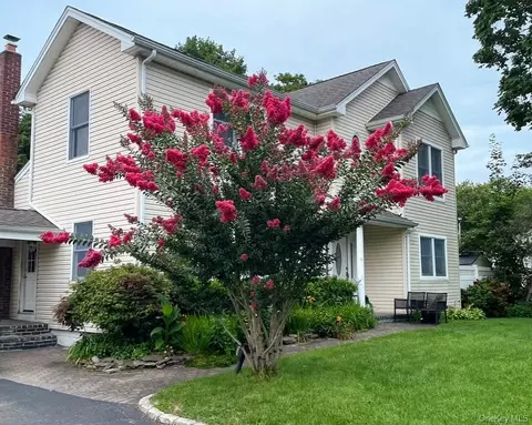 7 Maple Rd, Middle Island, NY 11953
