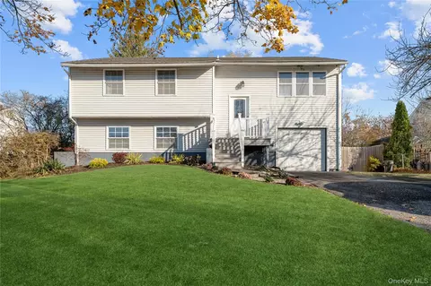 60 Mercury Ave, Brookhaven, NY 11772