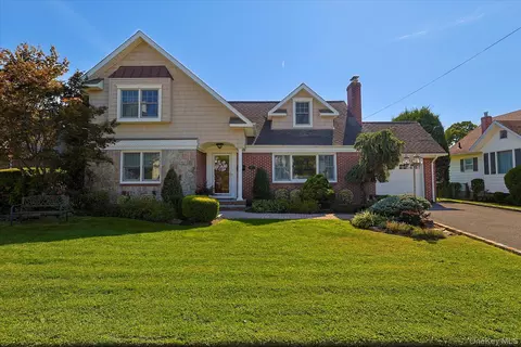 122 Pine St, Rockville Centre, NY 11570