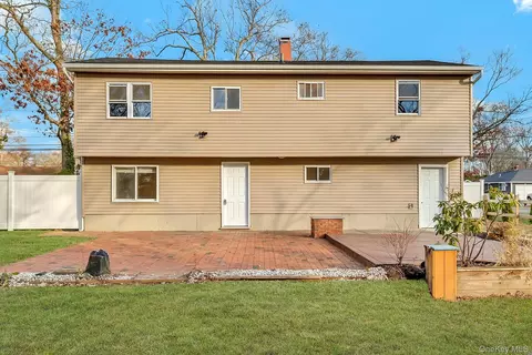 Exterior - 116 Phyllis Dr, Patchogue, NY 11772 photo 3 of 4
