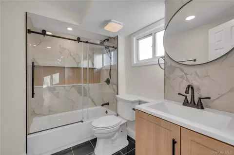 Bath - 116 Phyllis Dr, Patchogue, NY 11772 photo 4 of 7