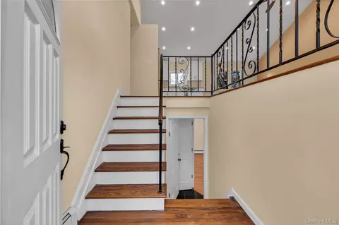 Entry Way - 116 Phyllis Dr, Patchogue, NY 11772 photo 1 of 3