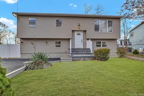 116 Phyllis Dr, Patchogue, NY 11772