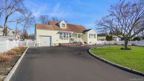197 W 5th St, Deer Park, NY 11729