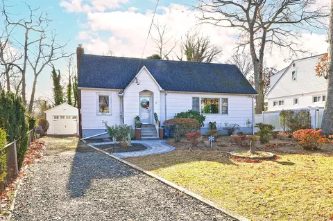 32 Horton Dr, Huntington Station, NY 11746