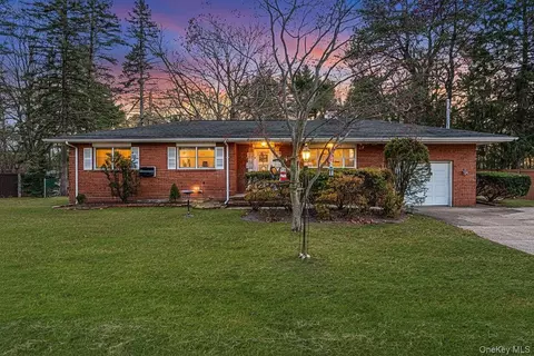 12 Babylon St, Islip Terrace, NY 11752