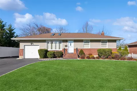 7 Joyce Ln, Commack, NY 11725