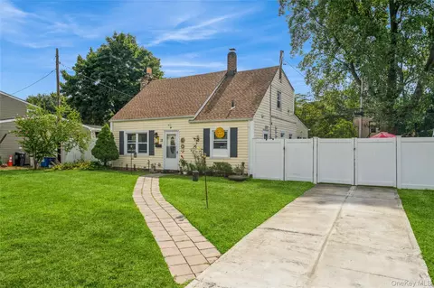 13 Floral Ln, North Hempstead, NY 11590