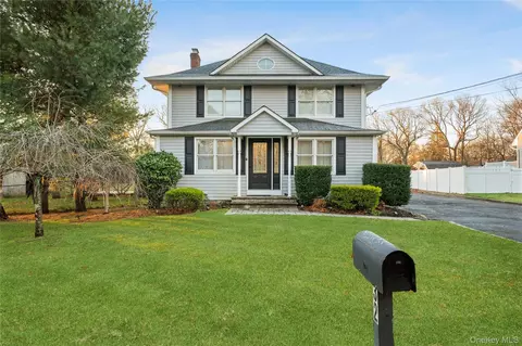 32 Greenport Ave, Medford, NY 11763