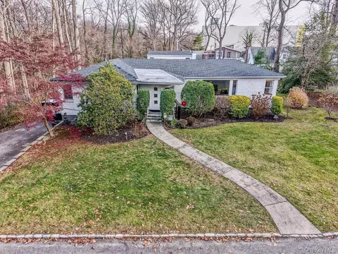 9 Park Pl, North Hempstead, NY 11024