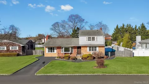 47 Pearsall Pl, Deer Park, NY 11729