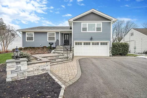 19 Honeysuckle Ln, Kings Park, NY 11754