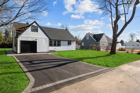 22 Guilette Pl, Amityville, NY 11701