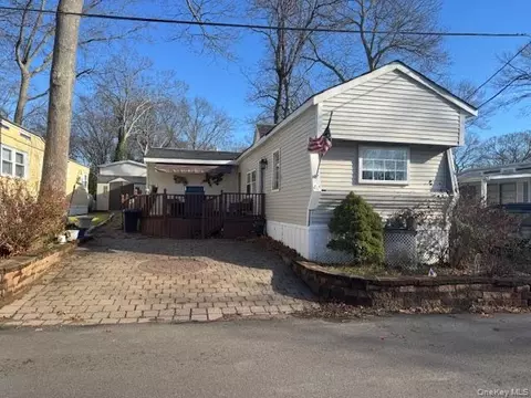 658 Sound Ave #F6, Calverton, NY 11933