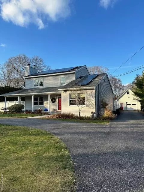 96 W Tiana Rd, Hampton Bays, NY 11946