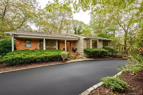 54 Farmington Ln, Melville, NY 11747