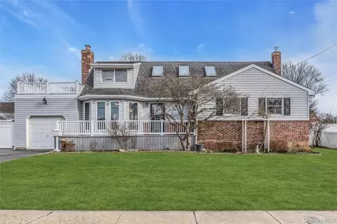 639 N Chicot Ave, West Islip, NY 11795
