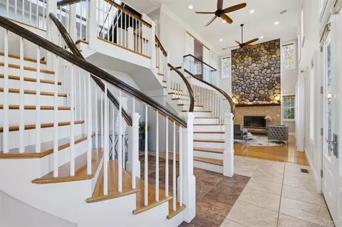 33 Newtown Rd # A, Hampton Bays, NY 11946