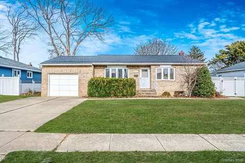 171 N Oak St, North Massapequa, NY 11758