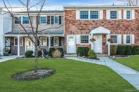 457 Village Dr #457, Hauppauge, NY 11788