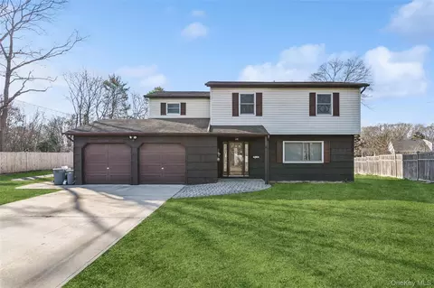 105 Loop Dr, Sayville, NY 11782