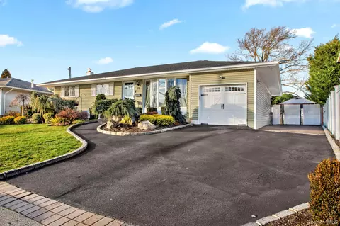 78 Redwood Ln, Massapequa Park, NY 11762
