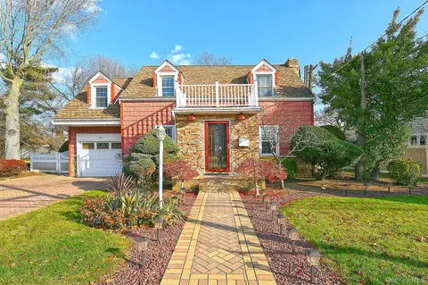 60 Connecticut Ave, Freeport, NY 11520