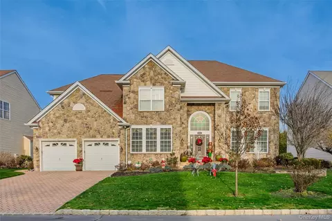 4 Avolet Ct, Mount Sinai, NY 11766