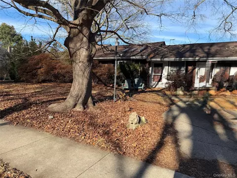 201 Frost Pond Rd, Glen Cove, NY 11542