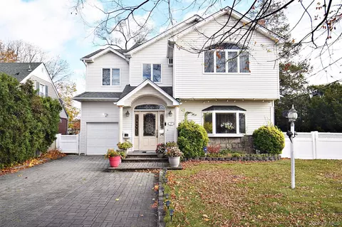 2 Aster Dr, North Hempstead, NY 11040