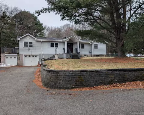 145 N Fostertown Dr, Newburgh, NY 12550