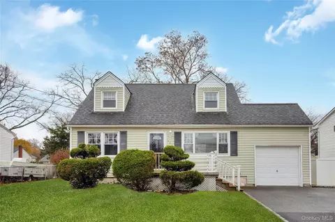 842 Brook St, West Babylon, NY 11704